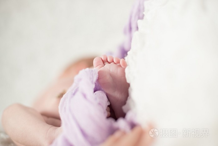 英尺的微妙的毯子下一名女婴