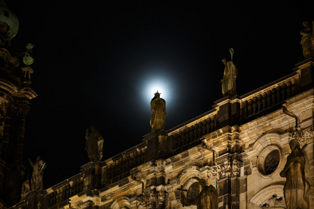 雕塑在月光下图片