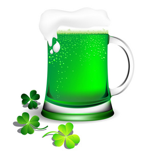 绿色啤酒玻璃器皿为圣 Patrick 情人节卡中