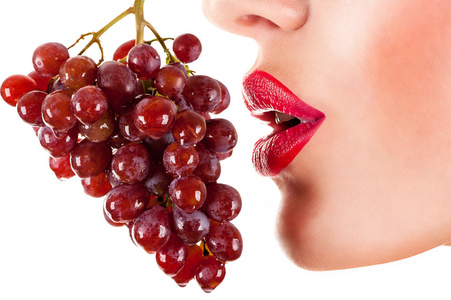 的女人吃红葡萄，的红唇