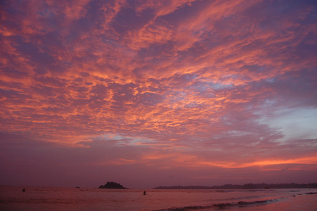 在海滩上美丽的夕阳