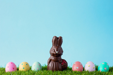 巧克力小兔子与复活节彩蛋在草地上