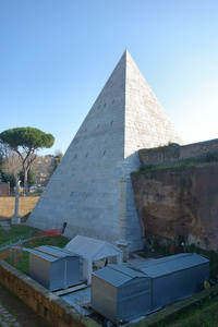 在罗马的 Piramide Cestia