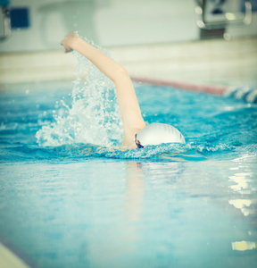 女孩游泳自由泳描边样式
