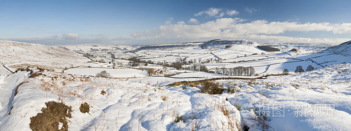 英语冬天下雪的农村景观