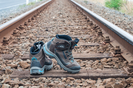 铁路线上的登山靴图片