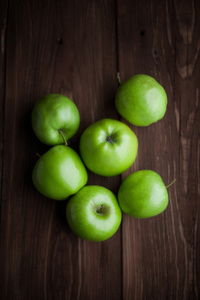 新鲜的绿色苹果在桌子上