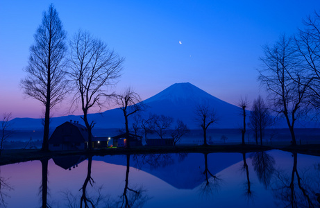 富士山和一个小池塘黎明