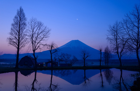 富士山和一个小池塘黎明