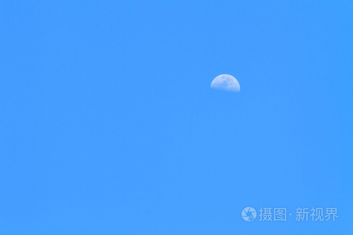 半个月亮在蔚蓝的天空