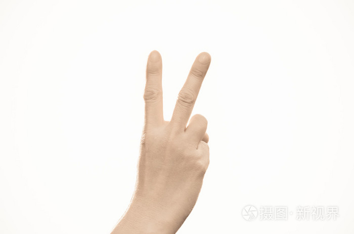显示和平胜利的手势,在白色背景下的手