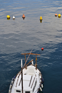 一艘渔船和多彩的浮标的细节
