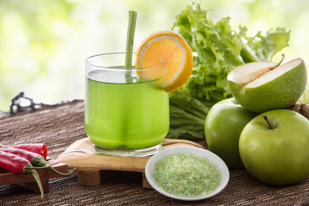 苹果和绿色蔬菜混合汁