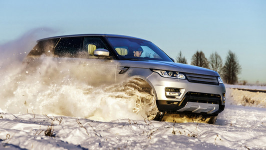 强大的 4 x 4 offroader 汽车在雪地上运行