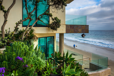 现代海滨家居在拉古纳海滩，加利福尼亚州