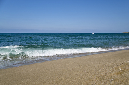 溅起的浪花上海滩保加利亚海边风景