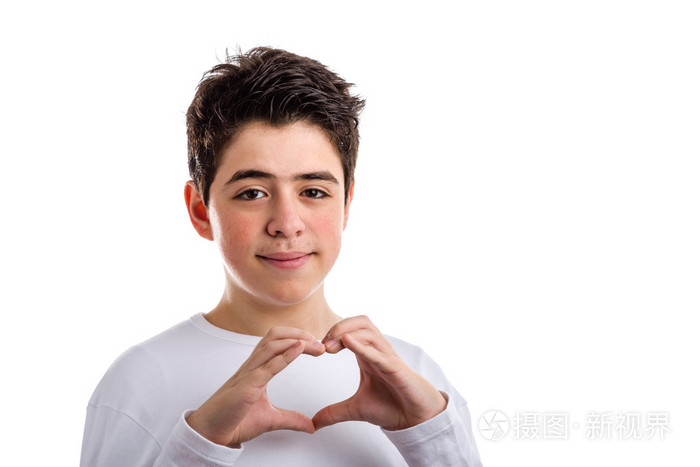手势的心由白人少年与痘痘肌肤