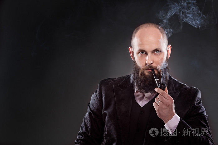 秃头的大胡子男人穿着老式的衣服的肖像