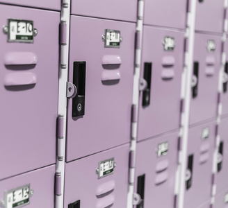 一排储物柜。 紫色储物柜的细节