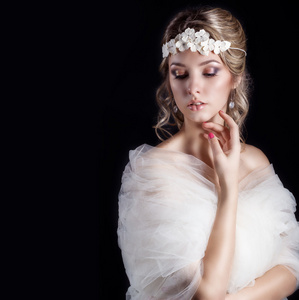 白色的花，在她的头发在白色的婚纱礼服 c 美丽沙龙婚礼头发美丽快乐的温柔女人新娘的肖像