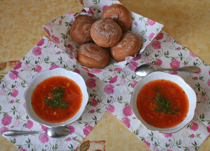 传统的俄罗斯 borsh 汤配面包
