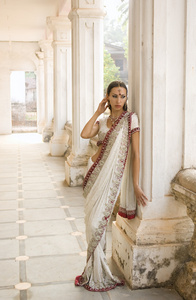 在传统的服装与新娘美丽的年轻印度女子