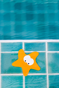 坐在游泳池旁的海星