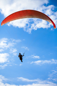 滑翔伞飞行在蓝蓝的天空上