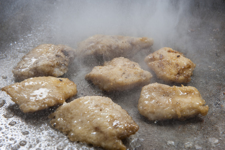 鱼牛排烹饪烧烤热板在自助餐厅图片