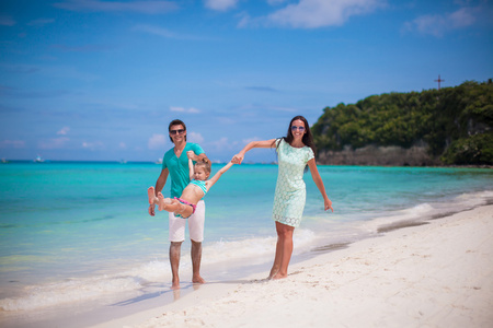 famille heureuse de trois profiter de vacances  la plage