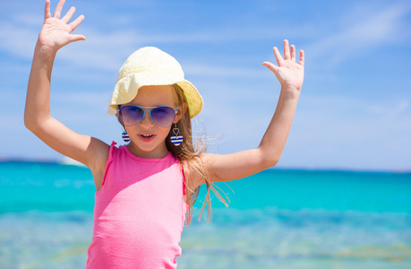 可爱的小女孩在地处热带的海滩假期玩得开心