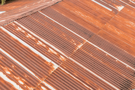 镀锌的老生锈的旧钢屋盖图片