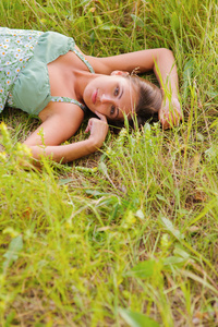 女人在草地上休息