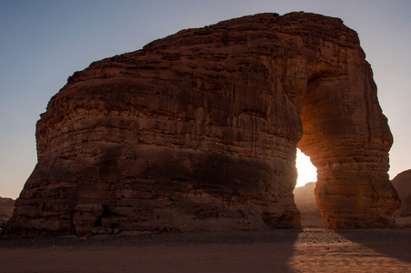 在沙漠中 Eleplant 岩层的沙特阿拉伯