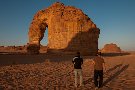 在沙漠中 Eleplant 岩层的沙特阿拉伯