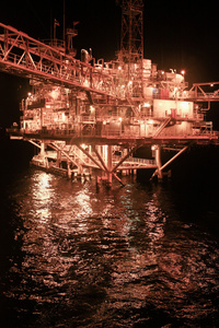 石油和钻井平台产业生产石油和天然气在能源业务 重工业和努力的工作，在海上的离岸，建设平台