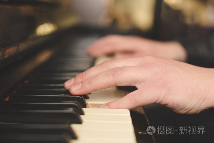 手在弹钢琴 (特写) 与以前的学校老式 instagram 筛选