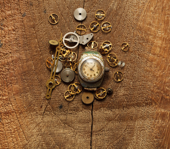 旧手表和齿轮的木制背景