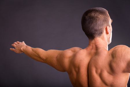 健美运动员展示他的肌肉