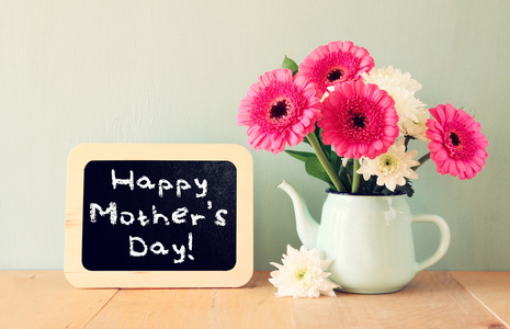 快乐的母亲节写在黑板旁边的花盆与f