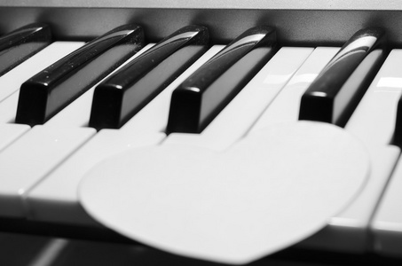 钢琴键盘黑色和白色的纸心图片