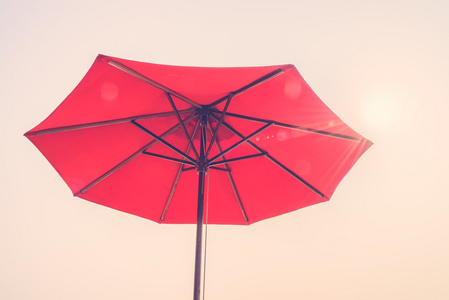 热带海滩上伞