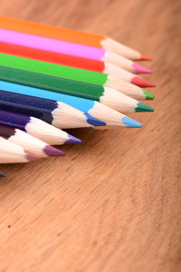 彩色的铅笔木制背景上