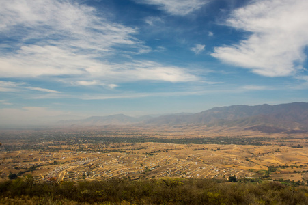 墨西哥瓦哈卡州蒙特阿尔万谷视图与多云的天空
