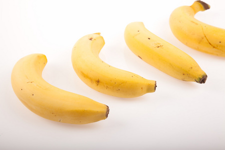 四个黄色成熟的香蕉