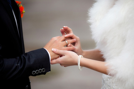 结婚戒指放新郎新娘图片