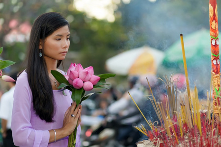 越南女子祈祷