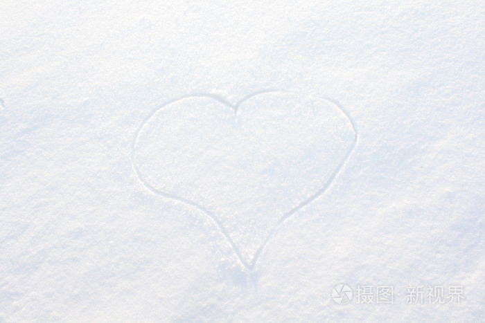 在雪中绘制的心形