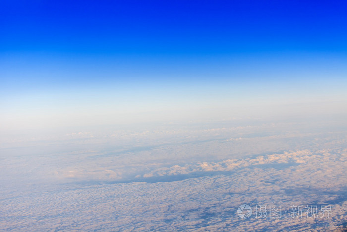 在顶视图上的天空和云彩从一个窗口正在飞行的飞机
