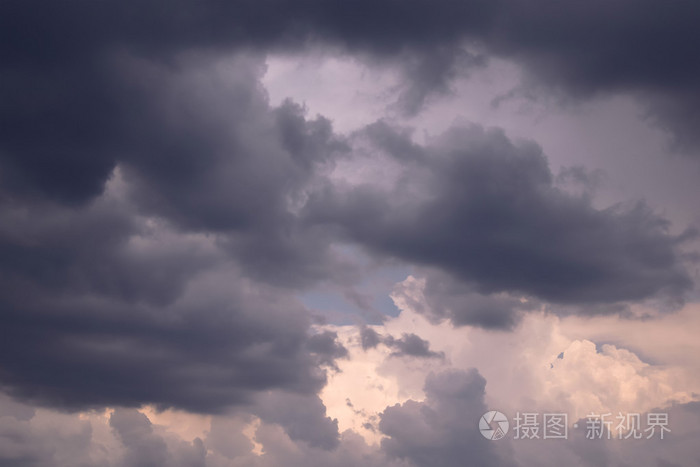 暴风雨前的乌云满天